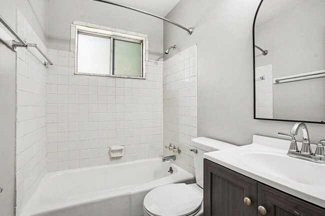 Building Photo - $300 off Move in Special! - Remodeled 2-Bed/1-Bath Kalamazoo Townhome $1099 - Ask about our no se...