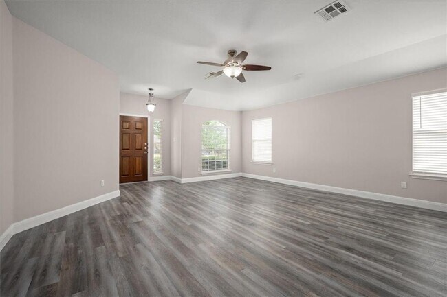 Foto del edificio - 18820 Edinburgh Castle Rd