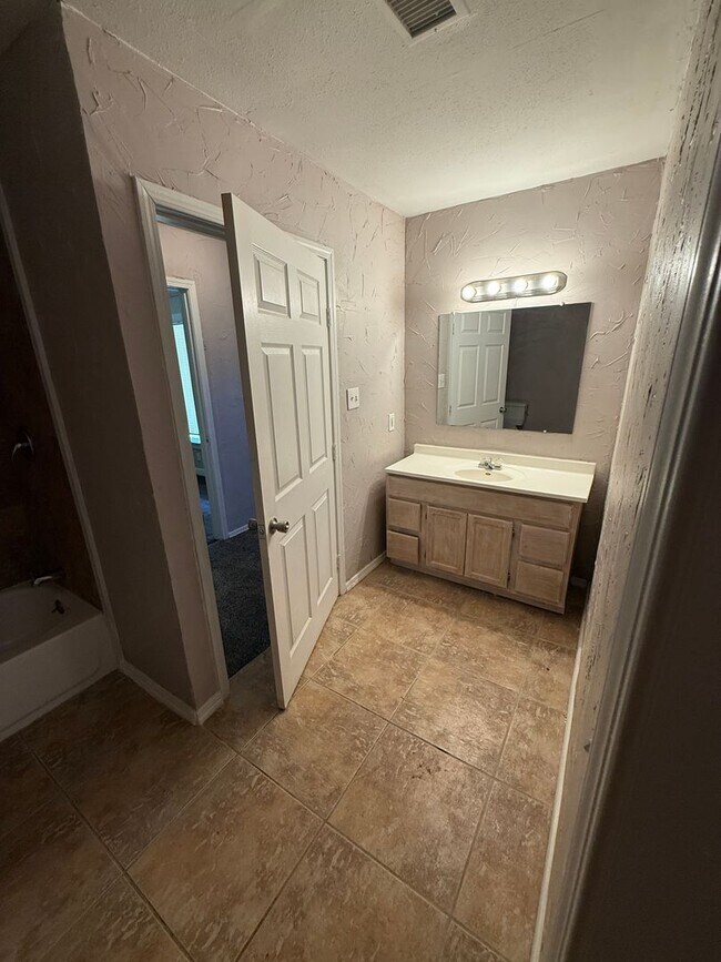 Foto del edificio - Available NOW! 4 bedroom 2 bathroom in Medical District