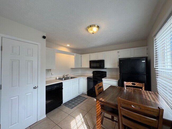 Foto del edificio - 707 N Golfcrest Rd
