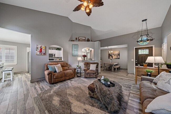 Foto del edificio - Charming 4 Bedroom 3 Bath Home With Large ...