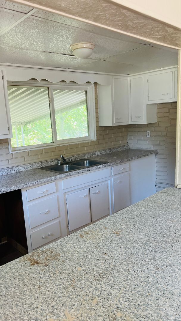 Foto del edificio - 2 bedroom house available now