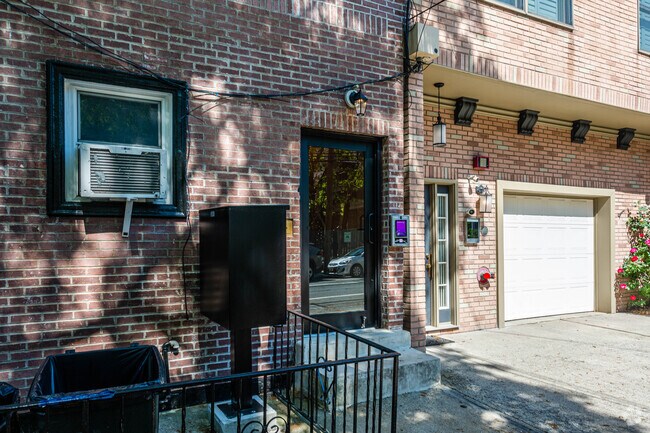 Entrance - 104 Jefferson St