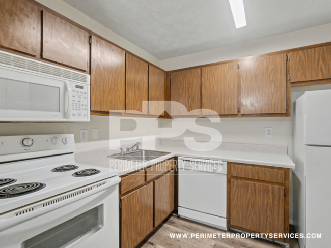 Building Photo - FULLY RENOVATED UNIT!!! WITH ONE MONTH REN...
