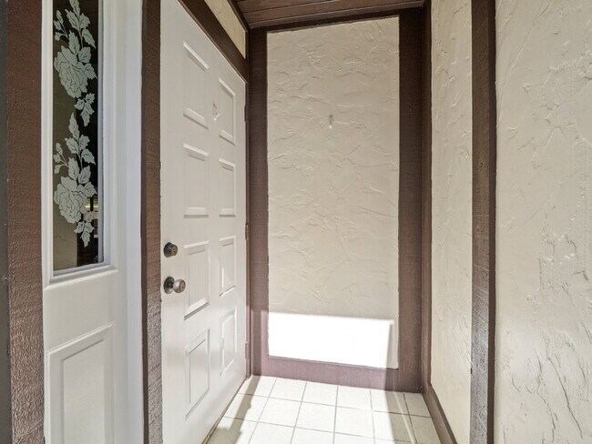 Foto del edificio - Renovated Gated Townhome with Garage & Community Pool