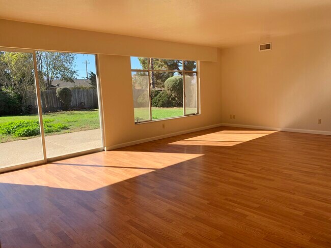Building Photo - 1071 Sunset Dr