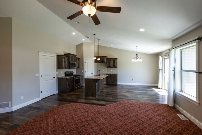 Foto del edificio - BEAUTIFUL 5 BED 3 BATH HOME IN FIRTH