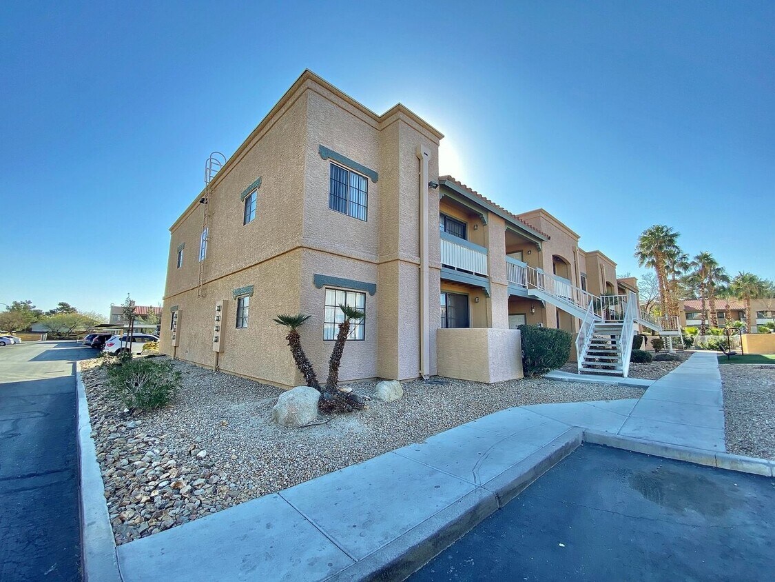 Foto principal - CONDOMINIUM IN A GATED COMMUNITY WITH 2 BE...