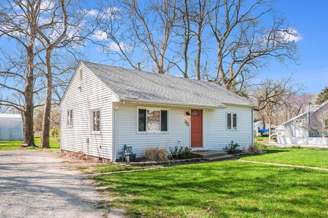 Building Photo - 2 Bed, 1 Bath House in Savoy - AVAILABLE M...
