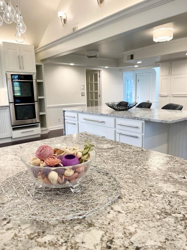 Building Photo - 915 Woodlawn Dr NE