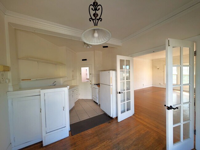 Foto del edificio - Spacious one-bedroom apartment with Harwoo...