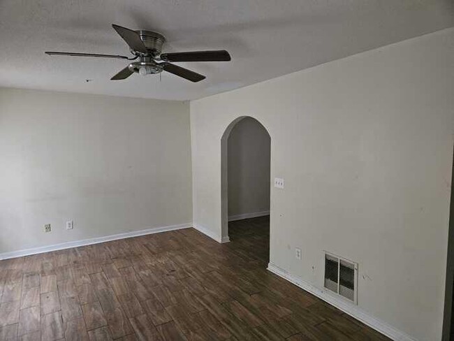 Building Photo - Spacious 3 Bedroom Town Home