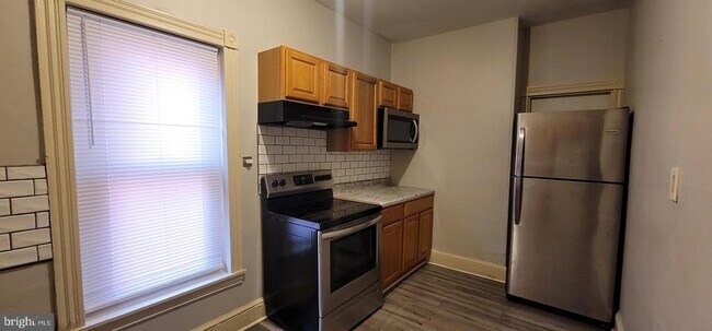 Building Photo - 136 Elm St