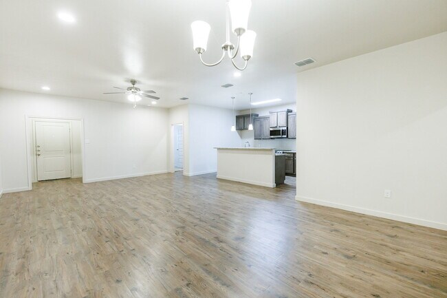 Foto del edificio - Spacious Townhome Located South Of Town Ne...