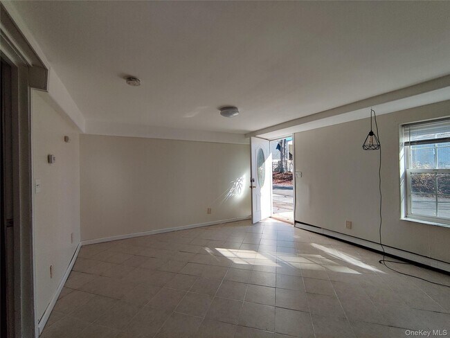 Foto del edificio - 136 Stringham Rd