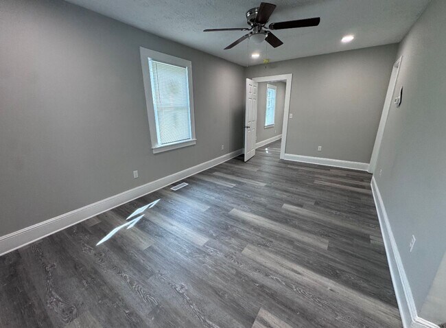 Foto del edificio - Cozy 4 Bed 2 Bath Bungalow
