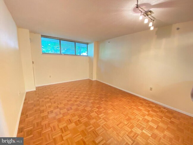 Building Photo - 7111 Woodmont Ave