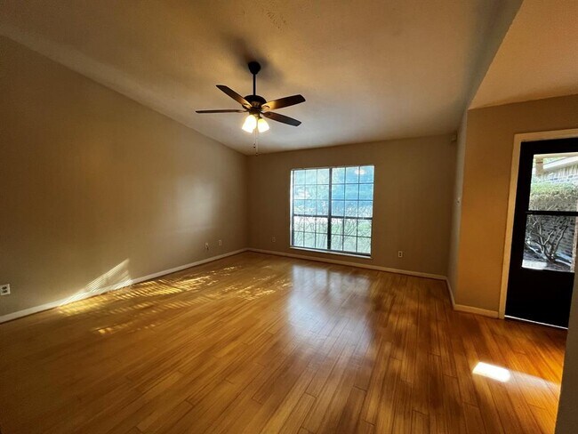 Foto del edificio - 2715 Kingfisher Dr