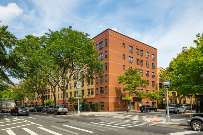 Building Photo - Maple Court