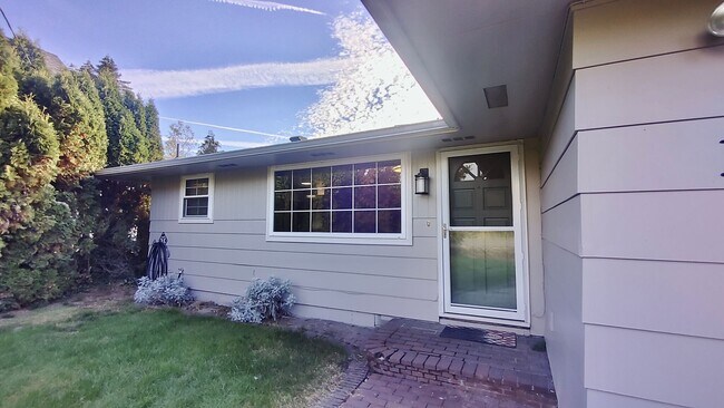 Foto del edificio - Beautifully Updated 3 Bedroom Ranch In The Heart of Oregon City!