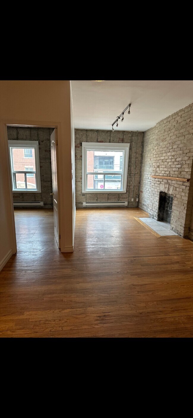 Photo du bâtiment - Beautiful 2 Bedroom in the heart of Leslie...