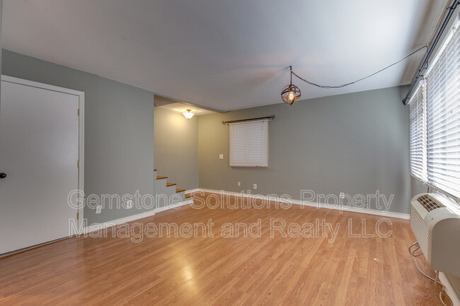 Building Photo - 550 Harding Pl