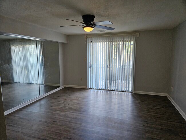 Building Photo - 1951 Dutch Village Dr