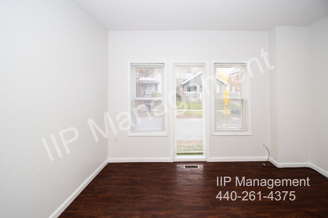 Building Photo - Newly updated 2 bedroom/1 bath in the Lora...