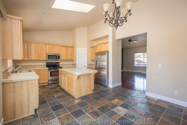 Building Photo - Immaculate Bend Home!