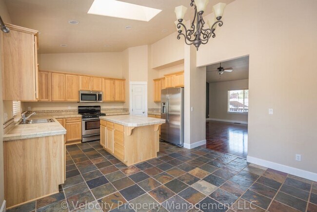 Foto del edificio - Immaculate Bend Home!