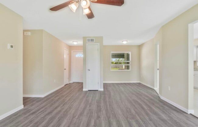 Foto del edificio - 6437 Custer St