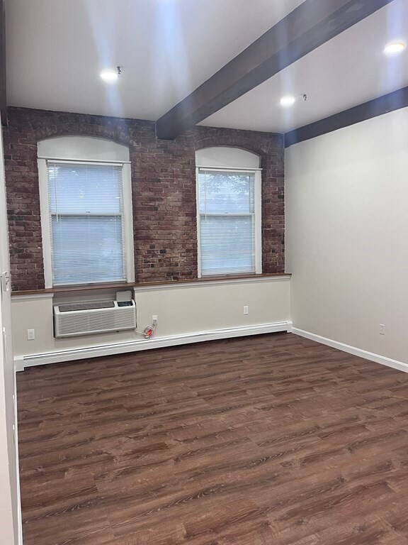 Building Photo - 402 River St
