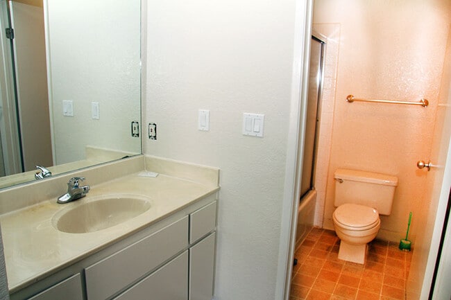 Building Photo - 2 Bedroom 2 Bath Condo in Central Fremont