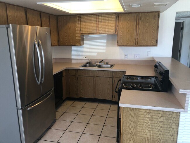 Foto del edificio - 2403 N Grand Ave