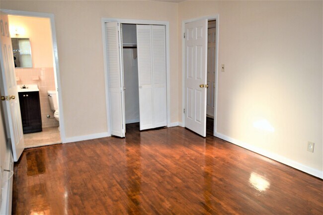 Building Photo - 42-65 65th Pl