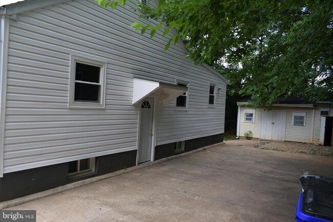Building Photo - 12323 Dewey Rd