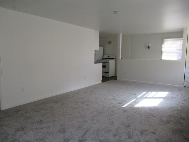 Foto del edificio - 255 Fairfield Woods Rd