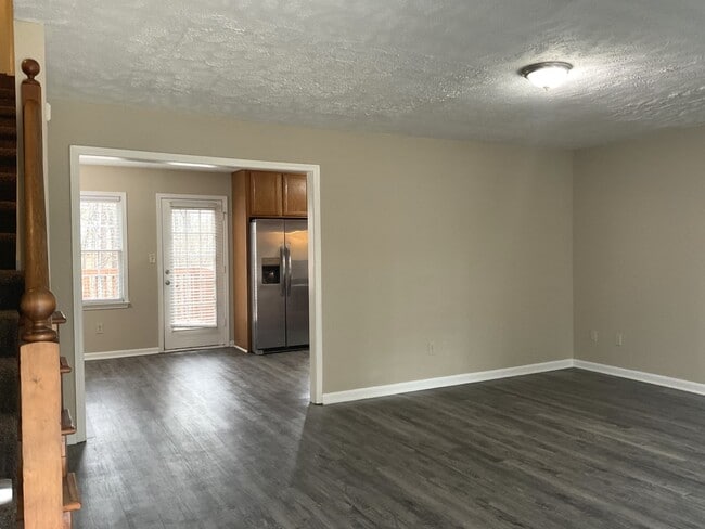 Building Photo - 144 Robin Hood Dr