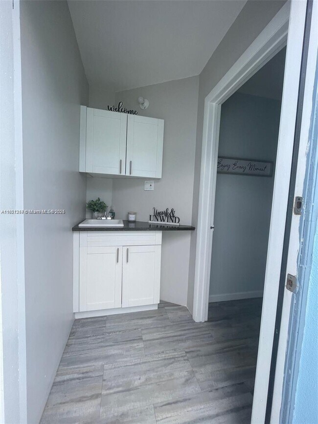 Foto del edificio - 7521 Harbour Blvd