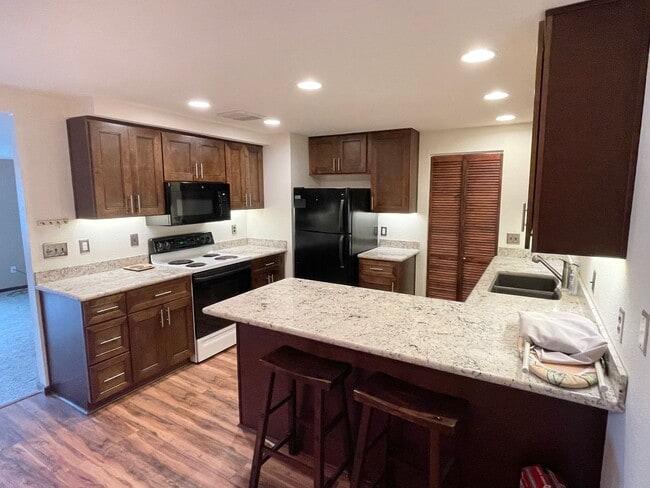 Building Photo - 2 Bed, 2 Bath Garden Condo in Kirkland!