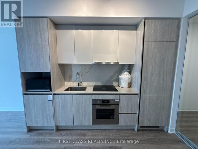 Building Photo - 180 Front St E