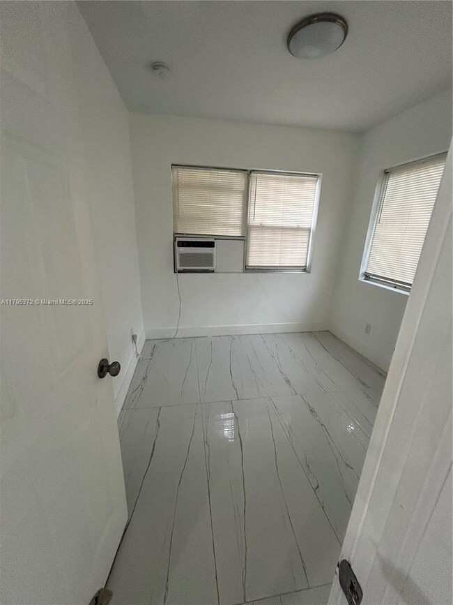 Foto del edificio - 2135 NE 170th St