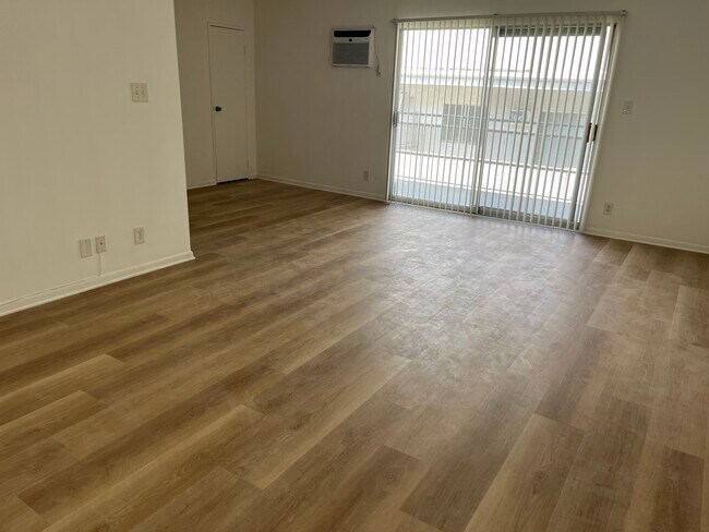 Building Photo - 1347 N Poinsettia Pl