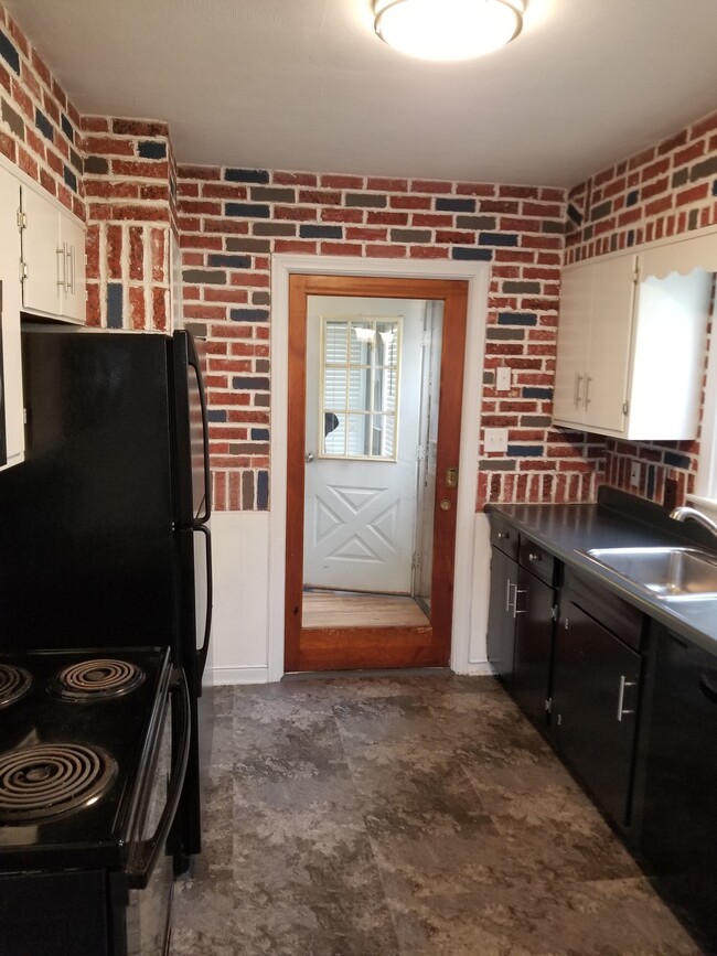 Private sun room off kitchen - 2455 Albrecht Ave