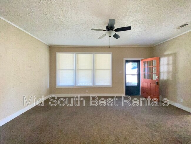 Building Photo - 702 W 23rd St