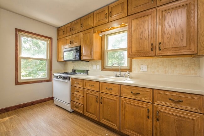 Building Photo - Cozy 2 Bedroom House