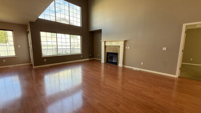 Foto del edificio - West Side 3 Bed/2.5 Bath Townhouse Condo. Available NOW!
