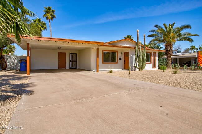 Building Photo - 4806 S La Rosa Dr