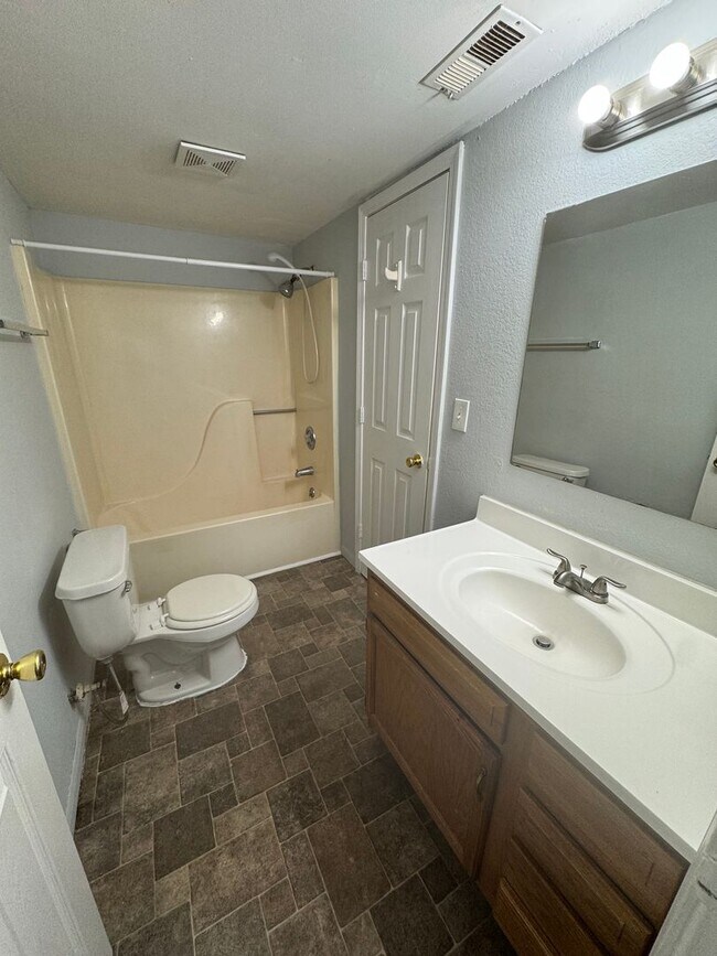 Foto del edificio - Three Bedroom Duplex in SW Columbia