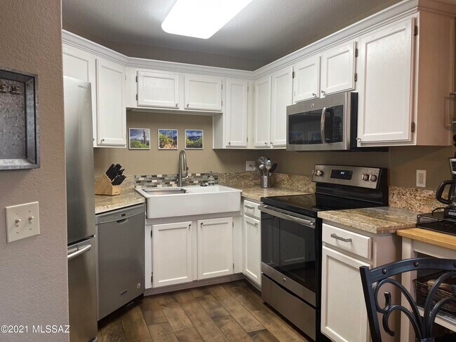Building Photo - 6655 N Canyon Crest Dr